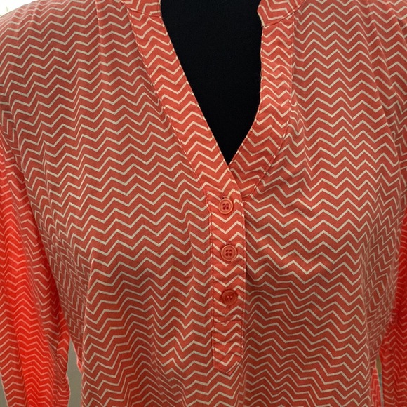 Hester and Orchard chevon pattern v neck three buttons sleeves rolled - Picture 2 of 6